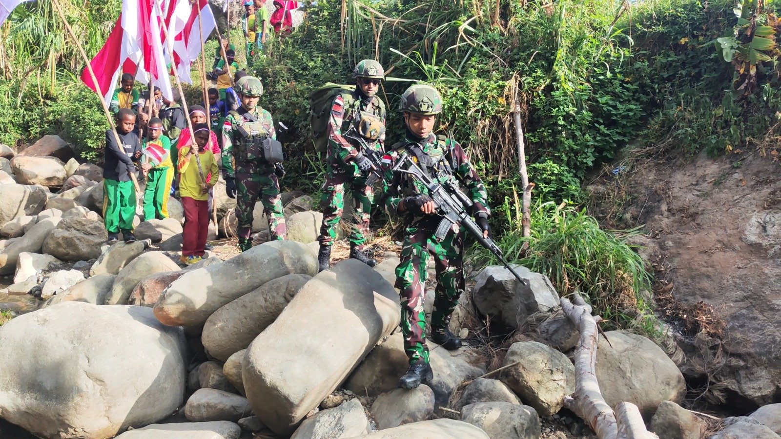 satgas yonif 645 kibarkan merah putih bukit walesi. - thewasesanews.com
