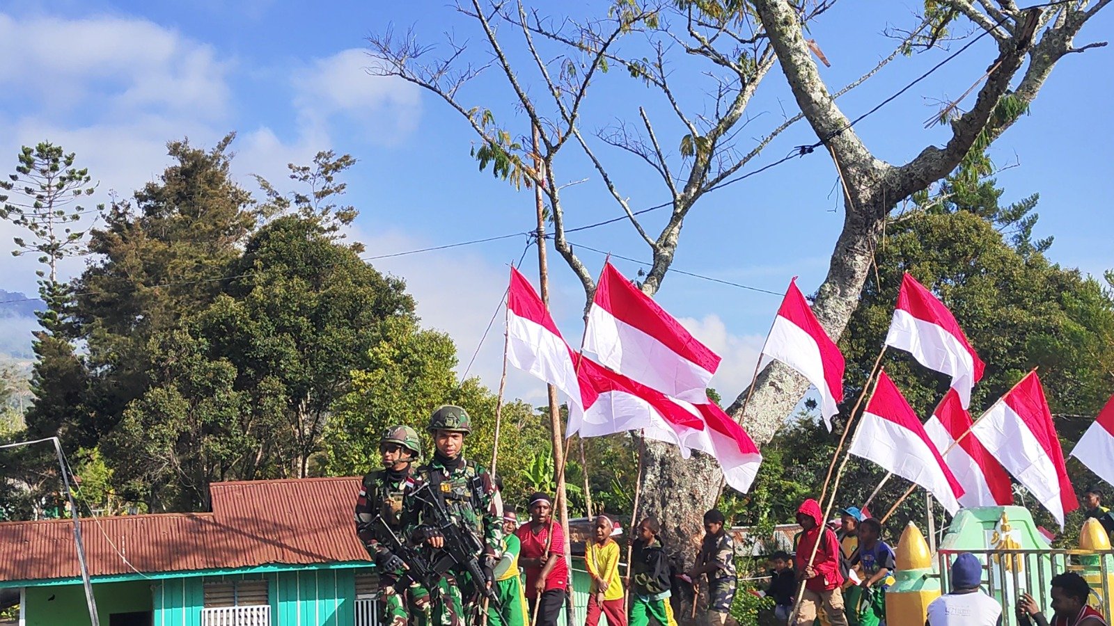 satgas yonif 645 kibarkan merah putih bukit walesi. - thewasesanews.com