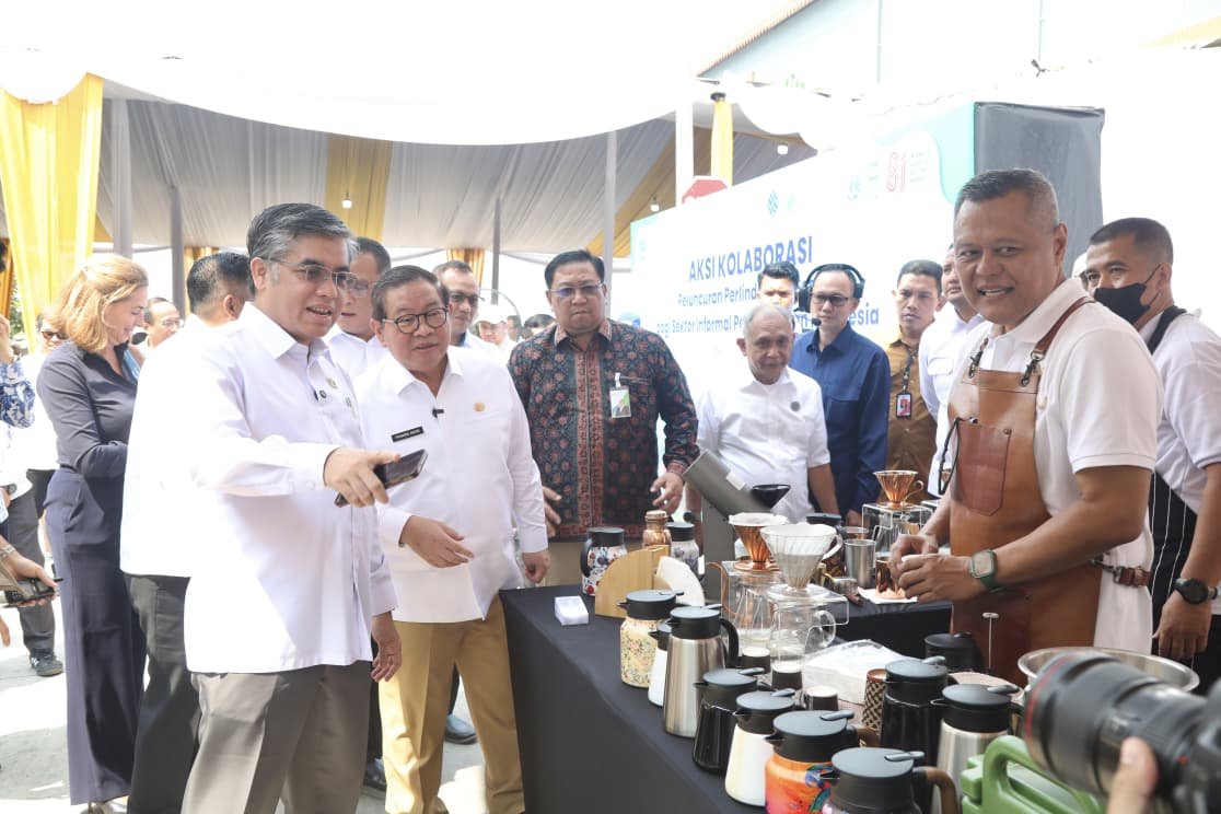 menaker yassierli diskon iuran jkk jkm pekerja persampahan. - thewasesanews.com