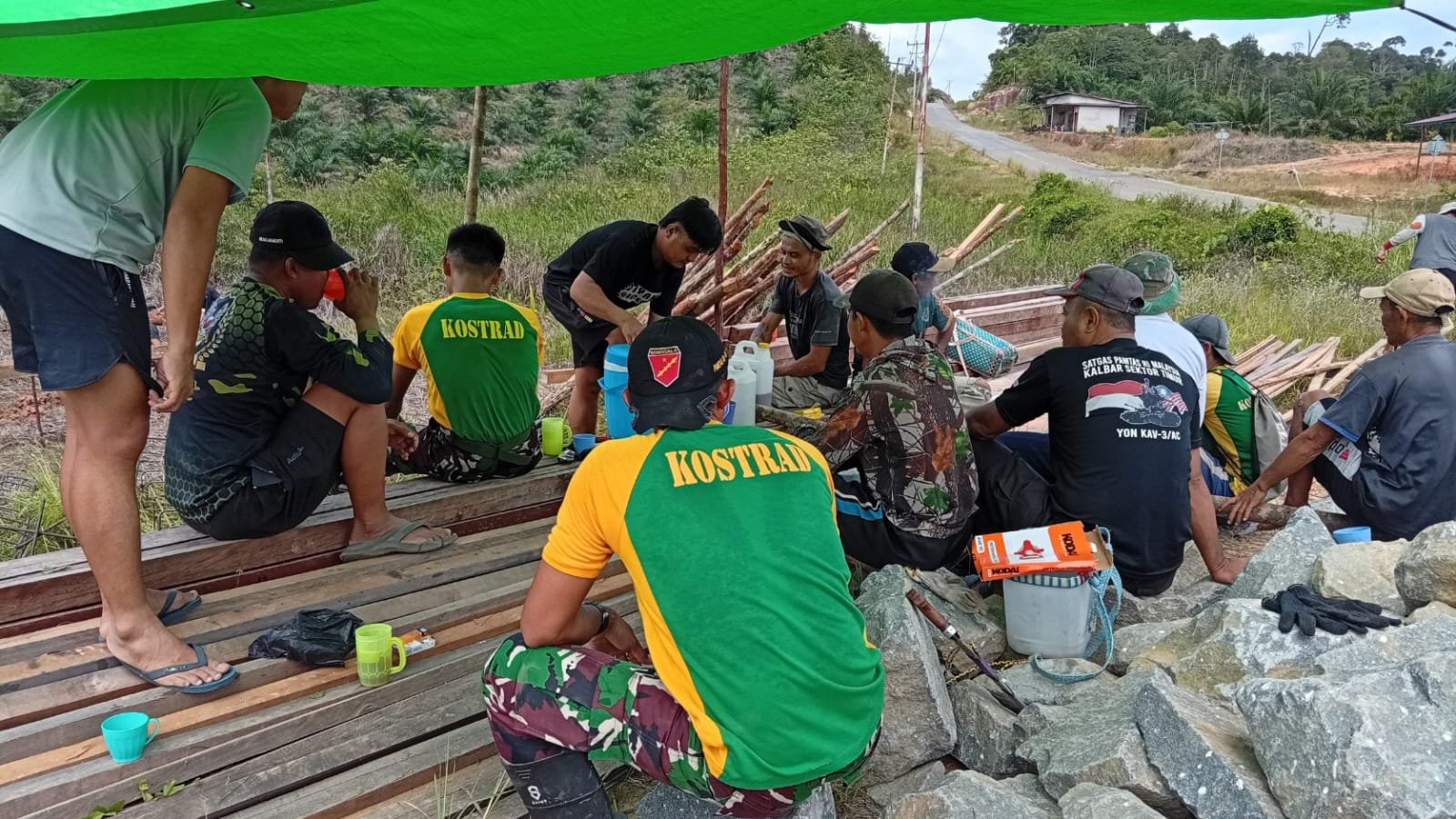 satgas pamtas yonarmed 13 gelar kerja bakti pembangunan gereja. - thewasesanews.com