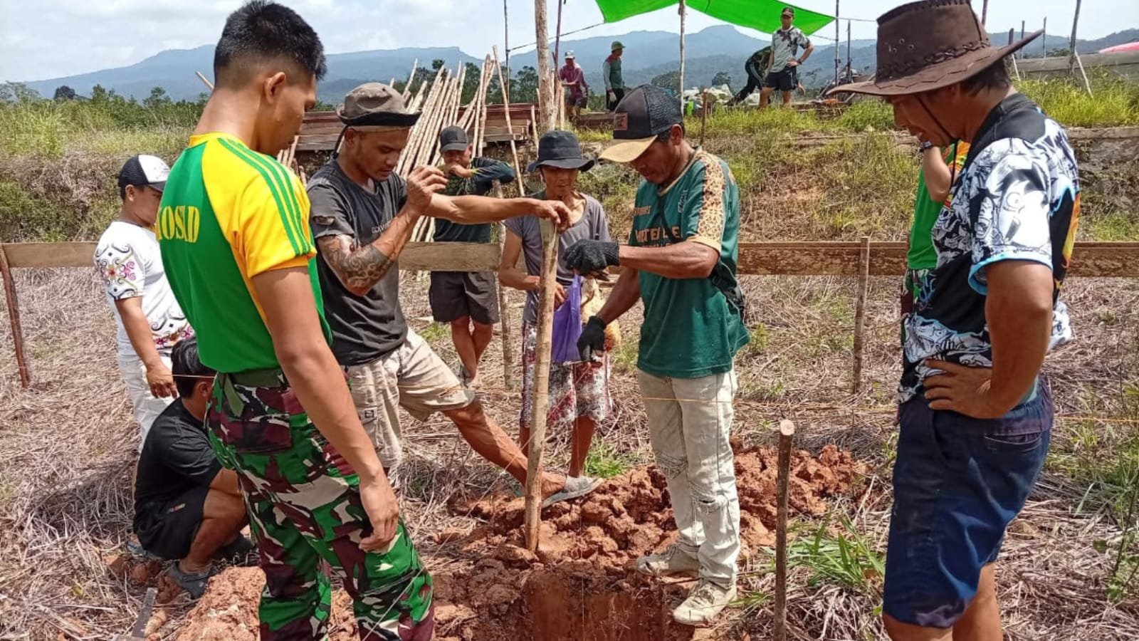 satgas pamtas yonarmed 13 gelar kerja bakti pembangunan gereja. - thewasesanews.com