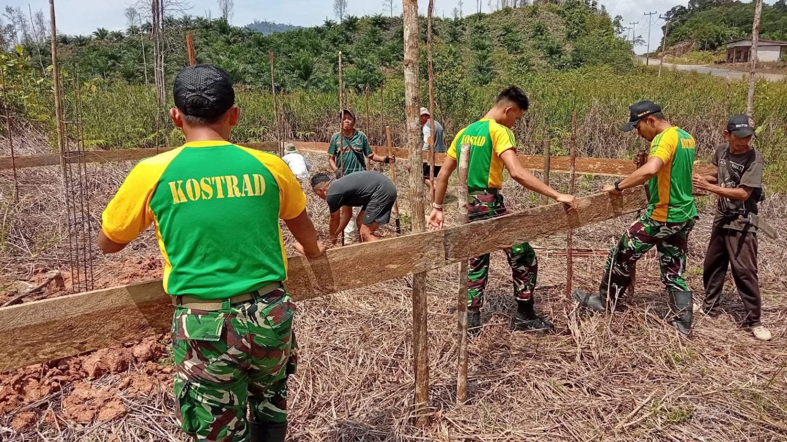 satgas pamtas yonarmed 13 gelar kerja bakti pembangunan gereja. - thewasesanews.com