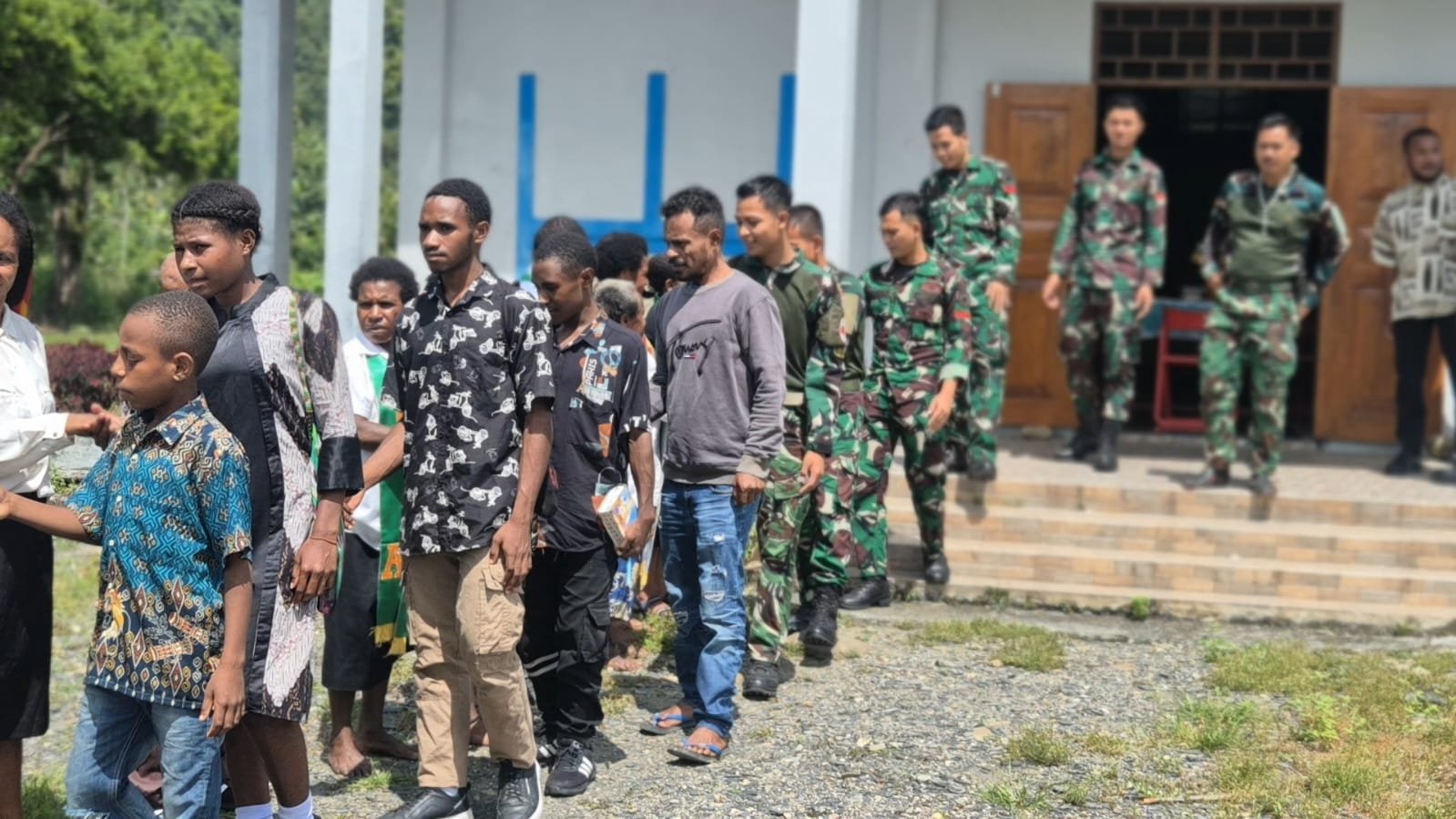 satgas yonif 645 serahkan alkitab di yalimo. - thewasesanews.com
