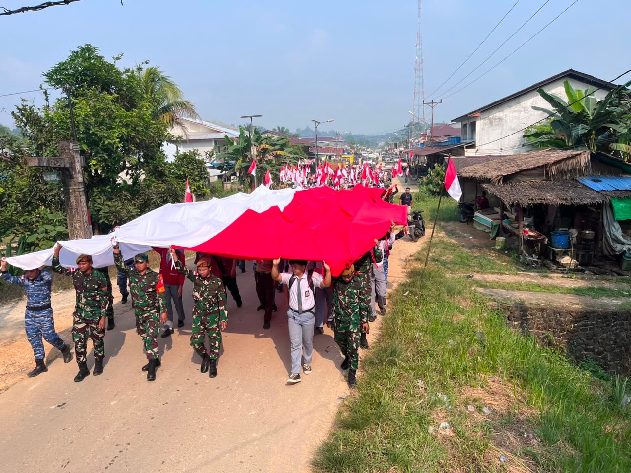 satgas yonarmed 19 kibarkan merah putih raksasa di jagoi babang. - thewasesanews.com