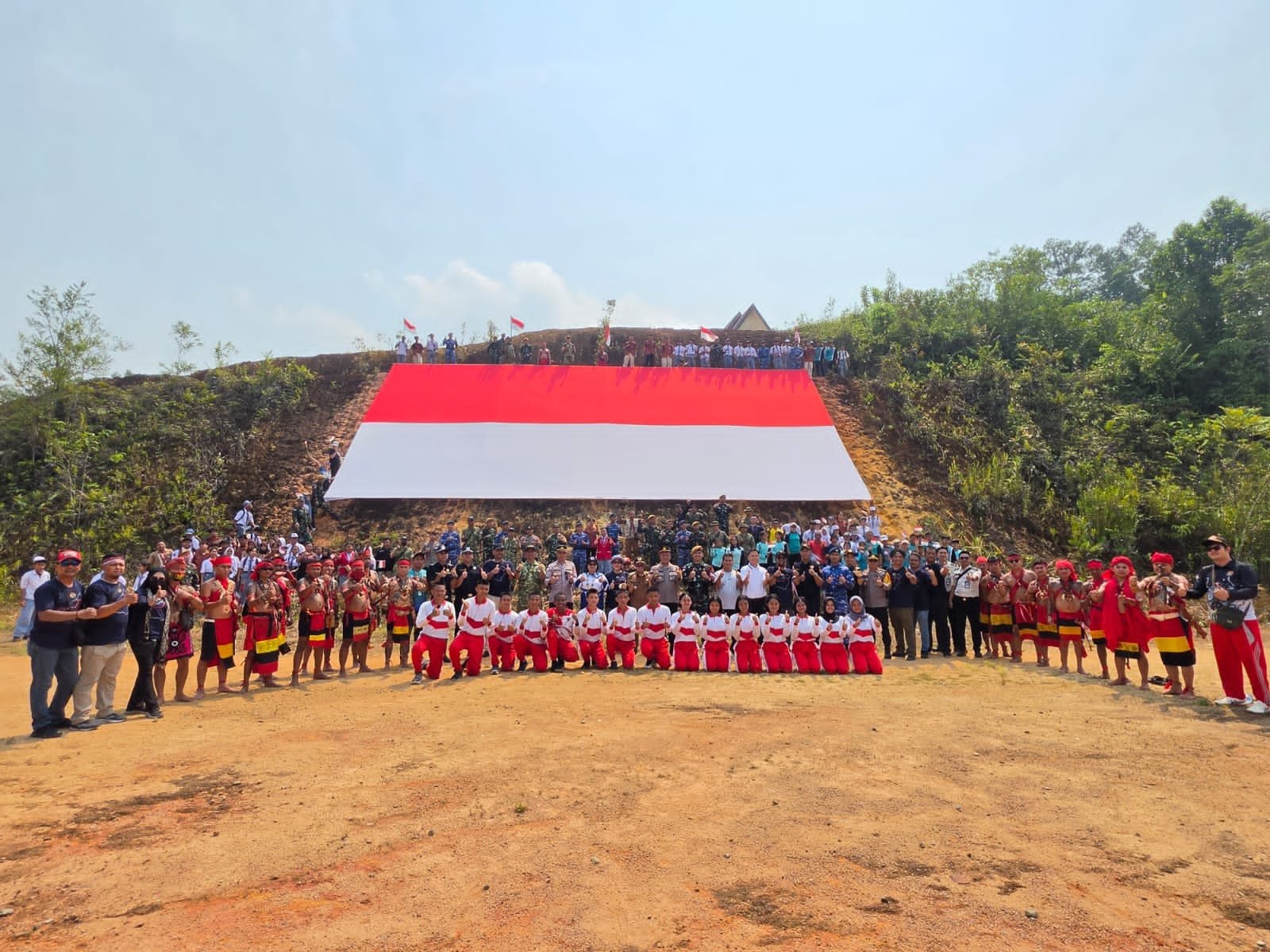 satgas yonarmed 19 kibarkan merah putih raksasa di jagoi babang. - thewasesanews.com