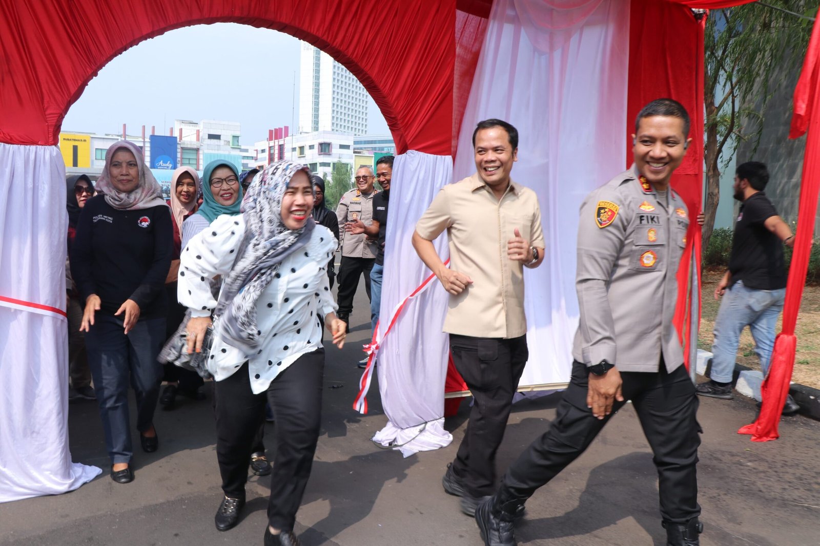polres metro tangerang kota gelar bazar murah dan festival umkm. - thewasesanews.com