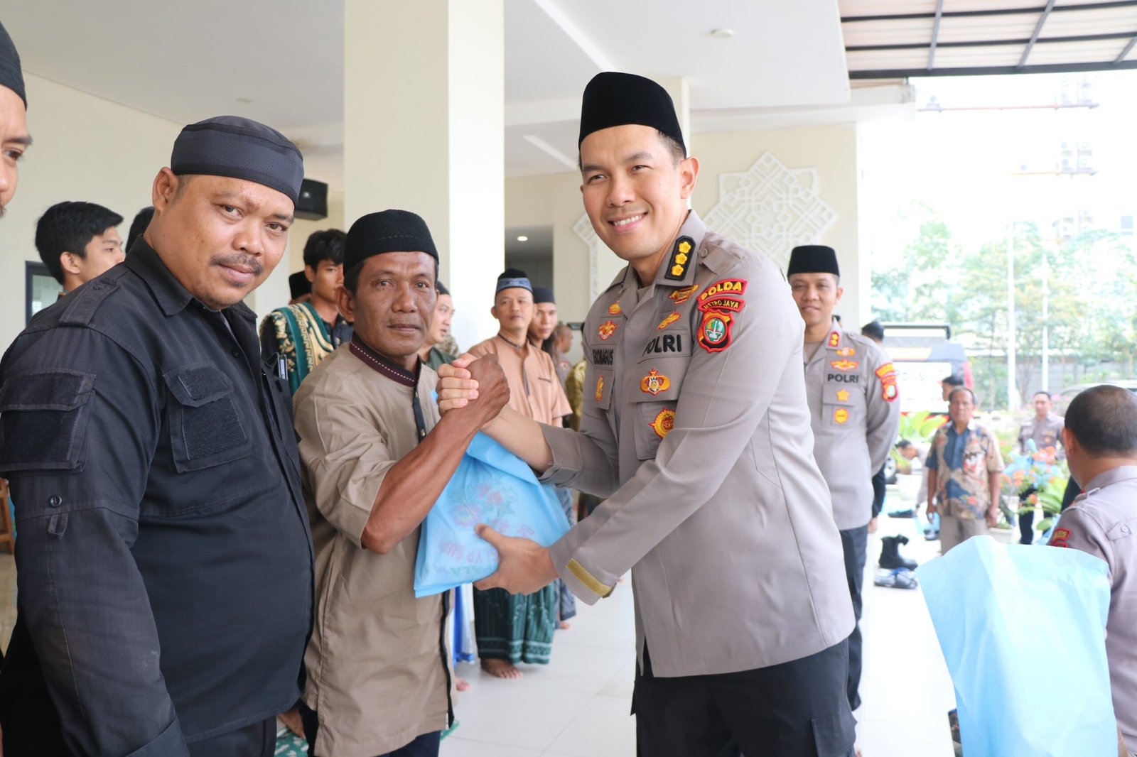 polres metro tangerang kota bagikan sembako sabuk kamtibmas. - thewasesanews.com