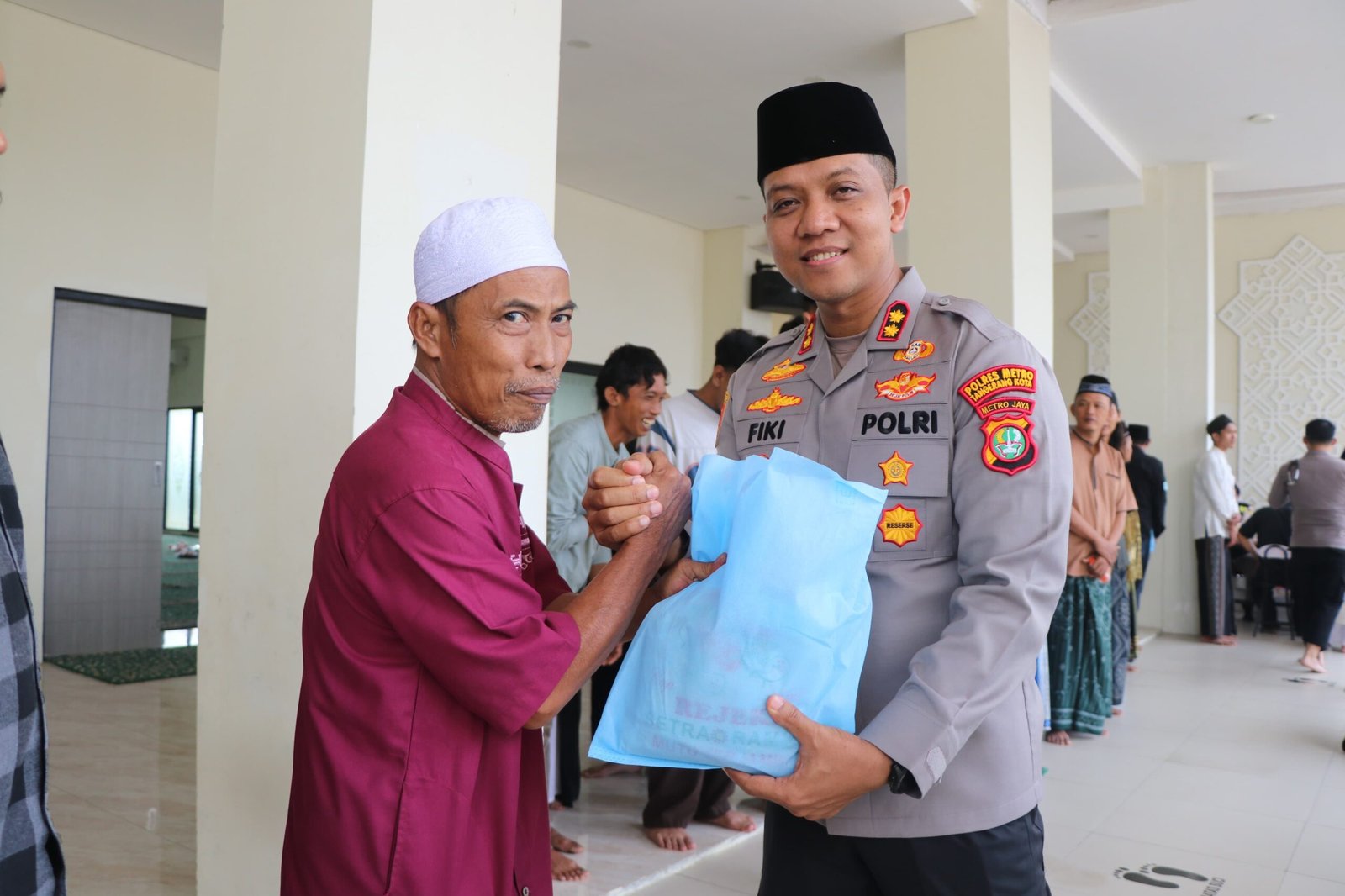 polres metro tangerang kota bagikan sembako sabuk kamtibmas. - thewasesanews.com