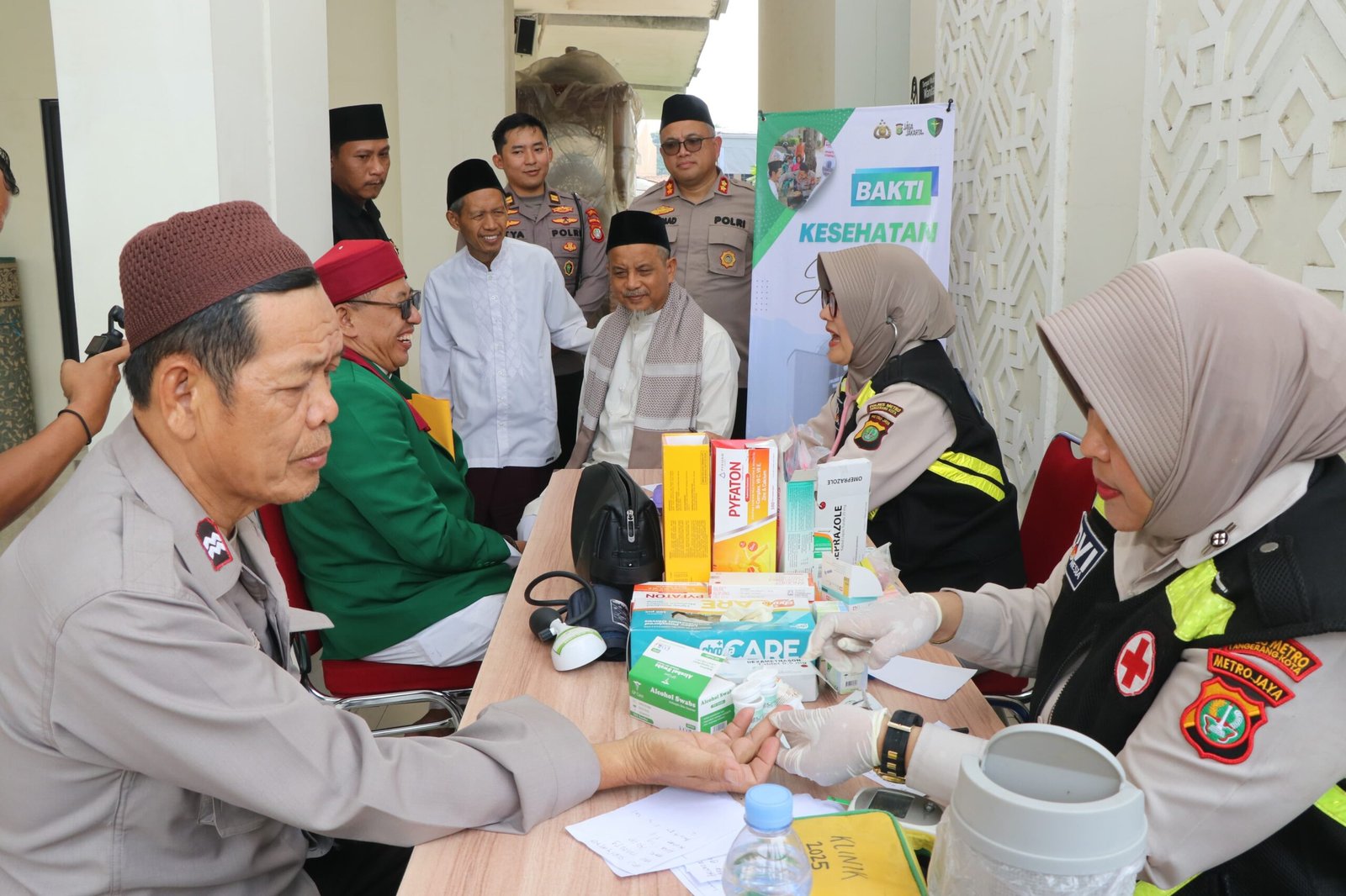 polres metro tangerang kota bagikan sembako sabuk kamtibmas. - thewasesanews.com