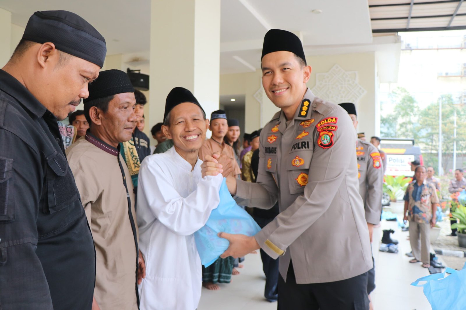 polres metro tangerang kota bagikan sembako sabuk kamtibmas. - thewasesanews.com