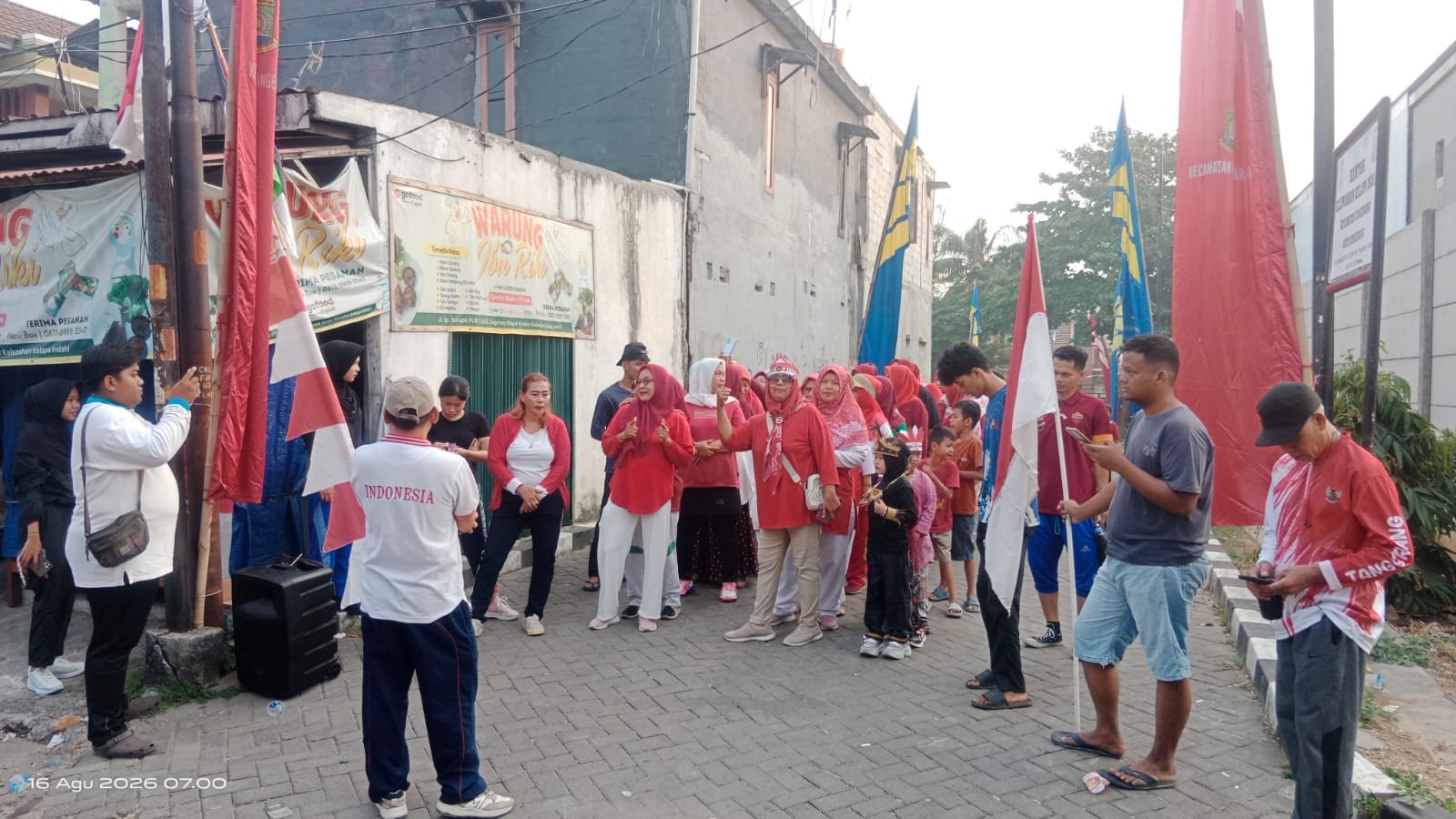 karang taruna cikokol gelar gerak jalan sehat. - thewasesanews.com