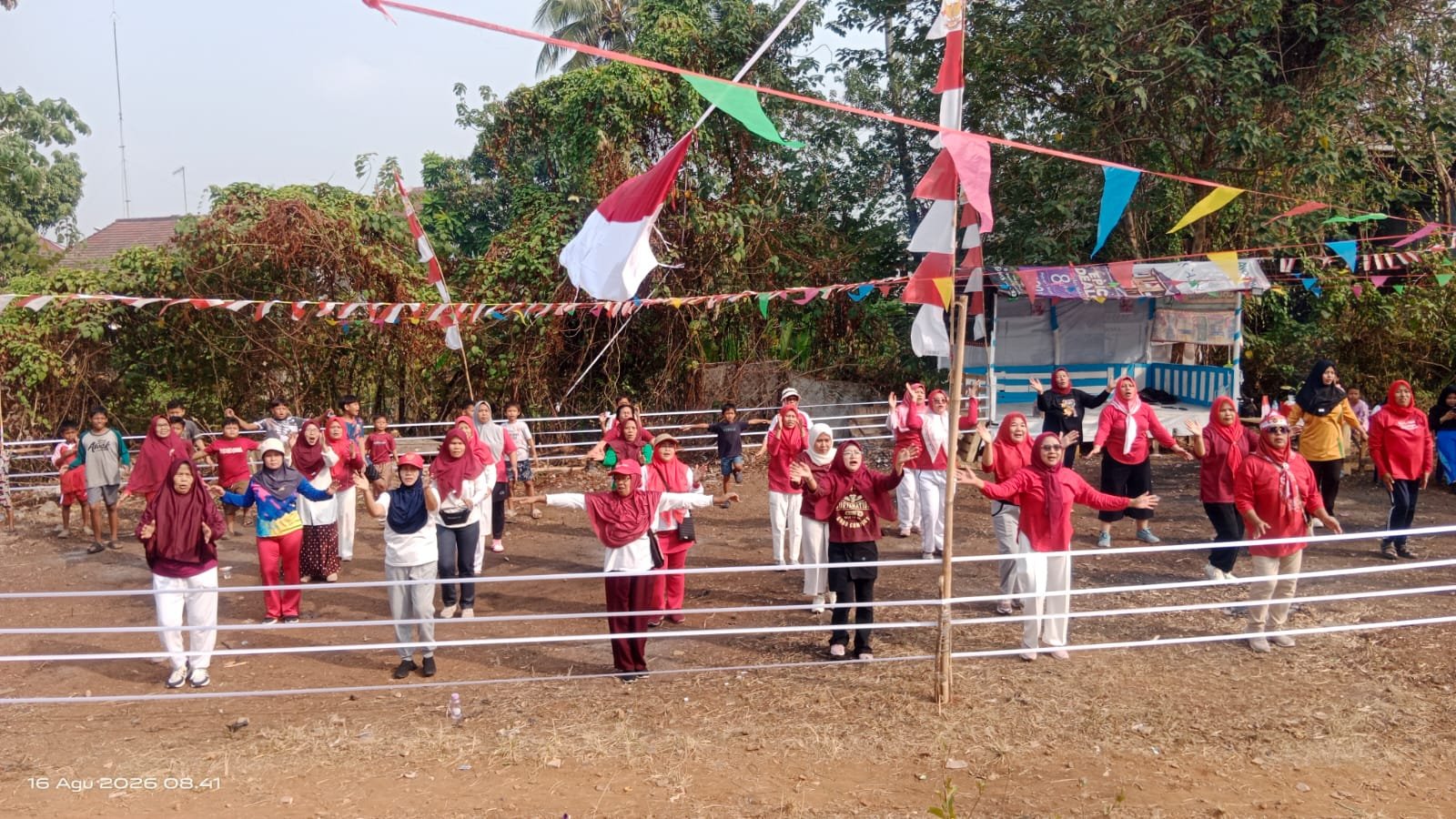 karang taruna cikokol gelar gerak jalan sehat. - thewasesanews.com