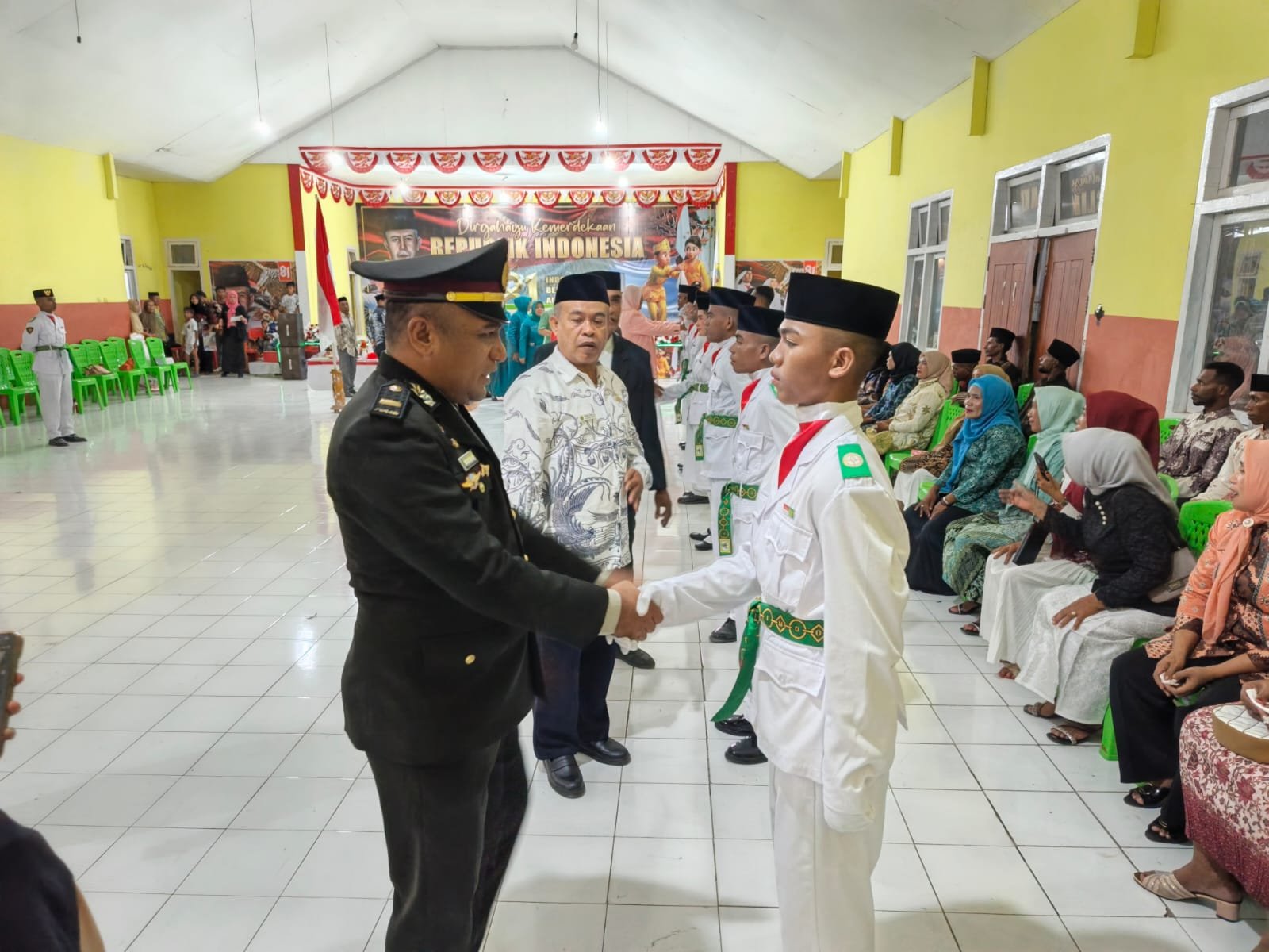 camat patani kukuhkan anggota paskibraka. - thewasesanews.com