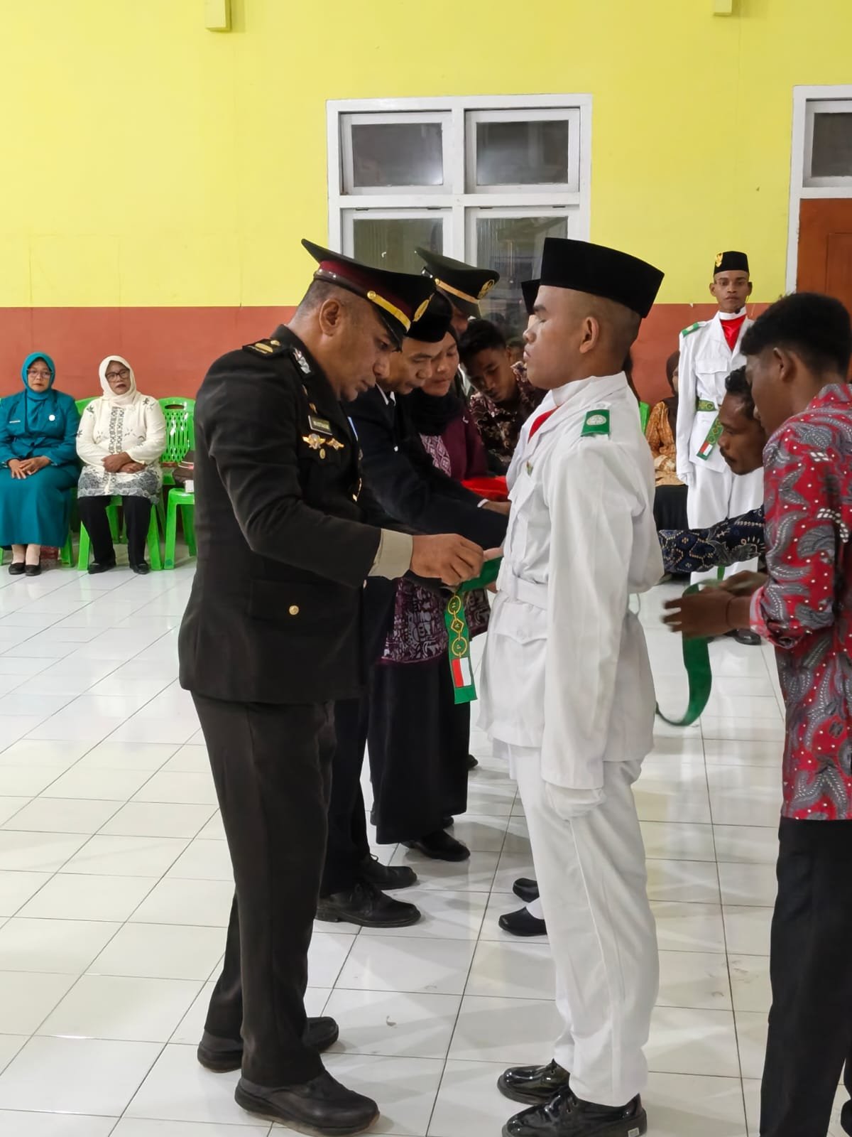camat patani kukuhkan anggota paskibraka. - thewasesanews.com
