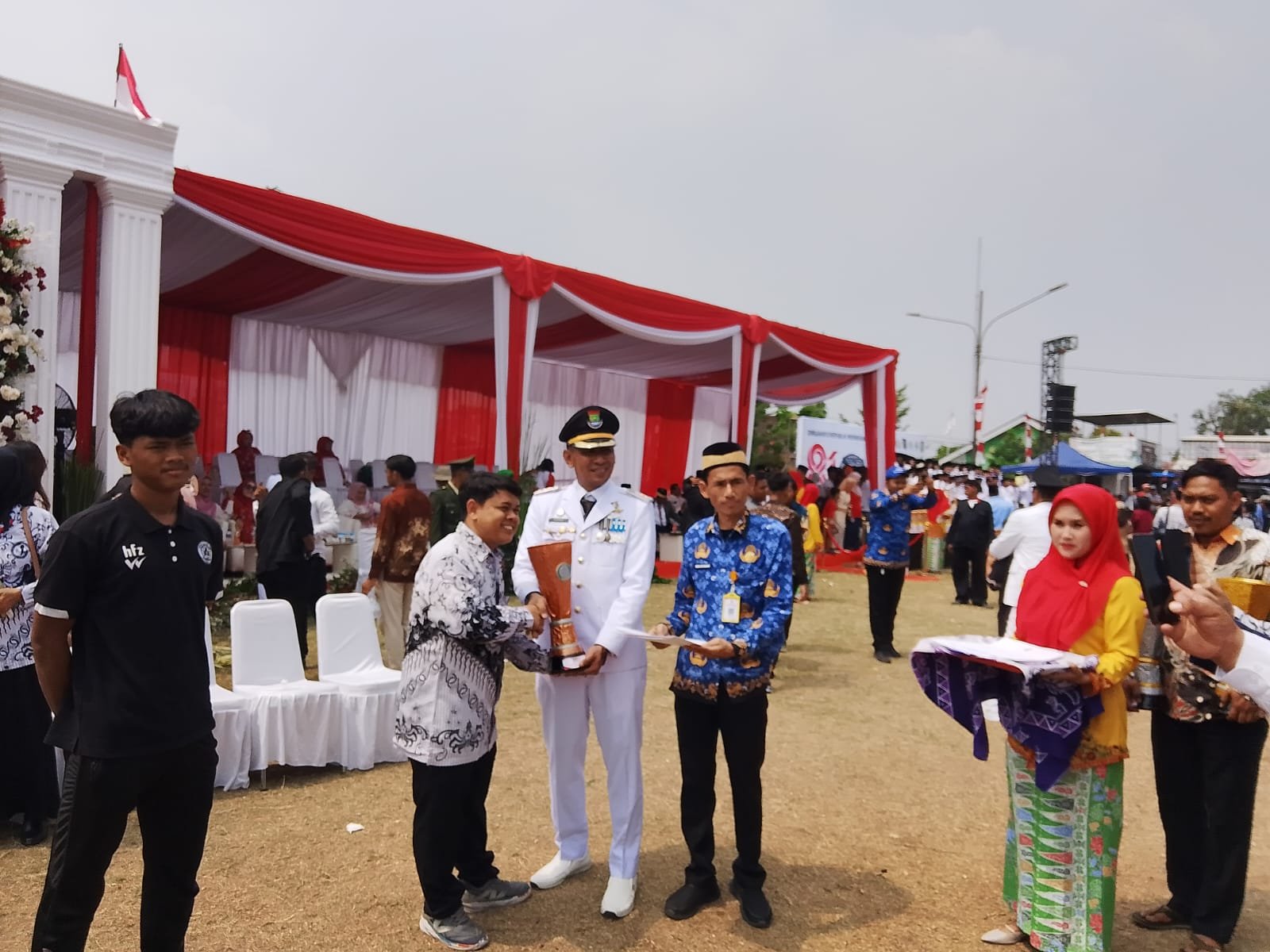 pengibaran bendera merah putih hut ri ke 81 di teluknaga. - thewasesanews.com