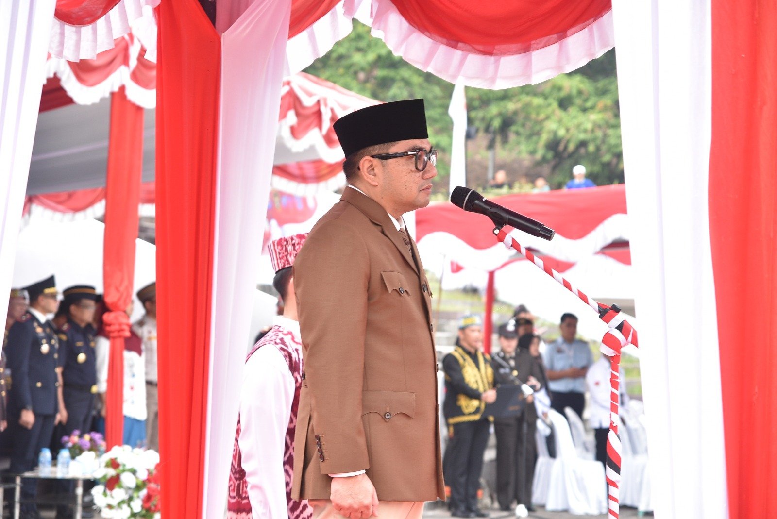 satgas pamtas yonarmed 19 bogani ikuti upacara hut ri 81 di entikong. - thewasesanews.com