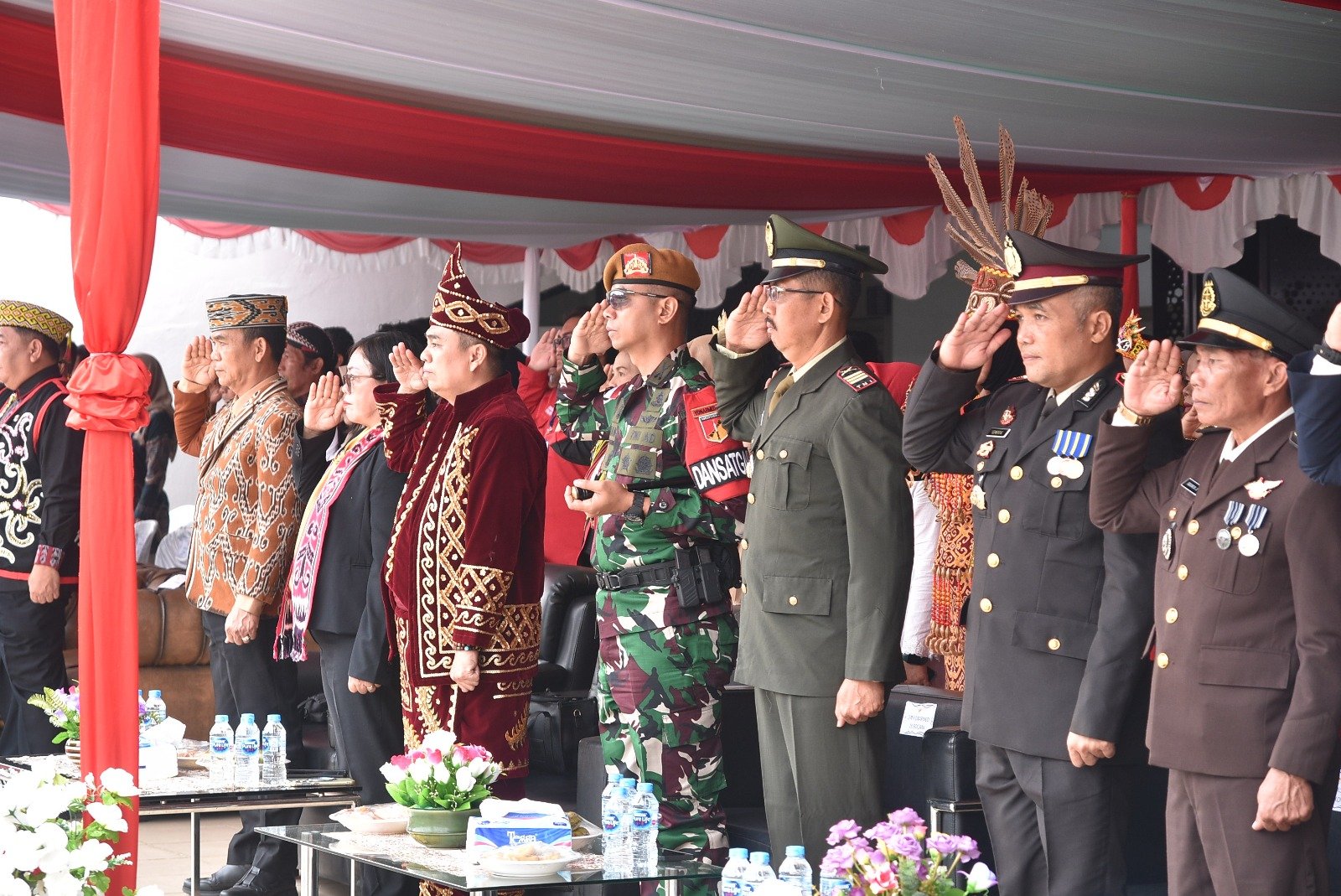satgas pamtas yonarmed 19 bogani ikuti upacara hut ri 81 di entikong. - thewasesanews.com