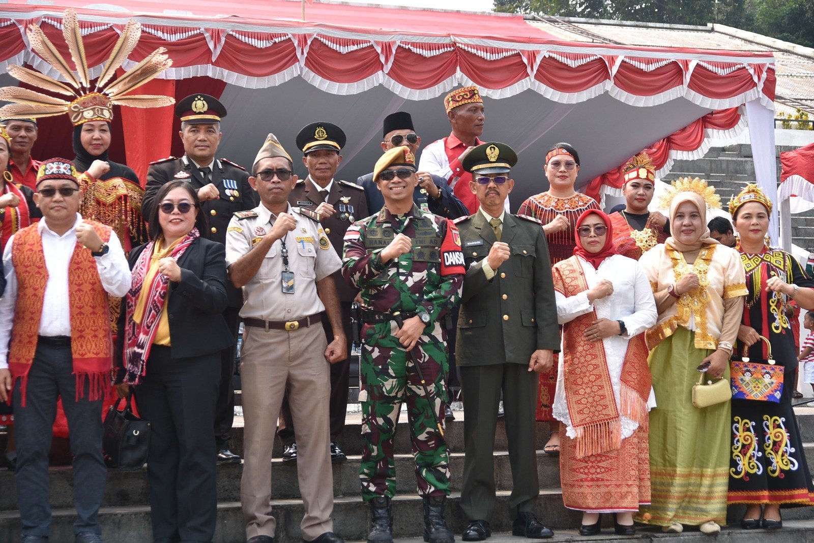 satgas pamtas yonarmed 19 bogani ikuti upacara hut ri 81 di entikong. - thewasesanews.com