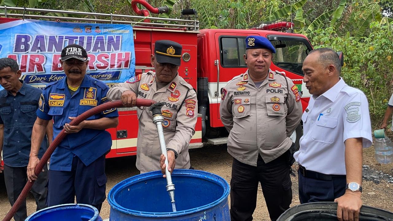 polresta tangerang salurkan air bersih. - thewasesanews.com