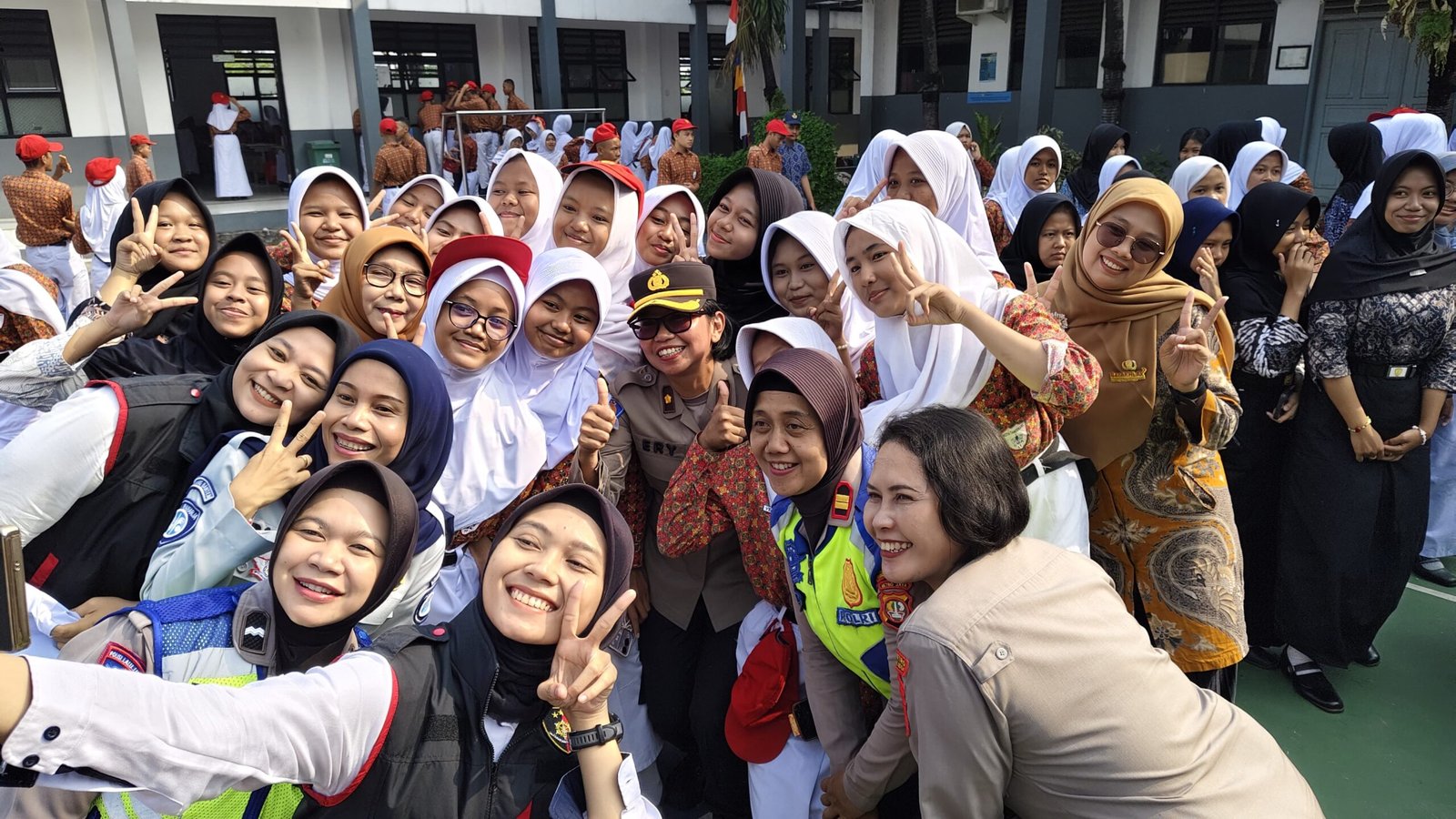 polwan goes to school sma 11 tangerang. - thewasesanews.com