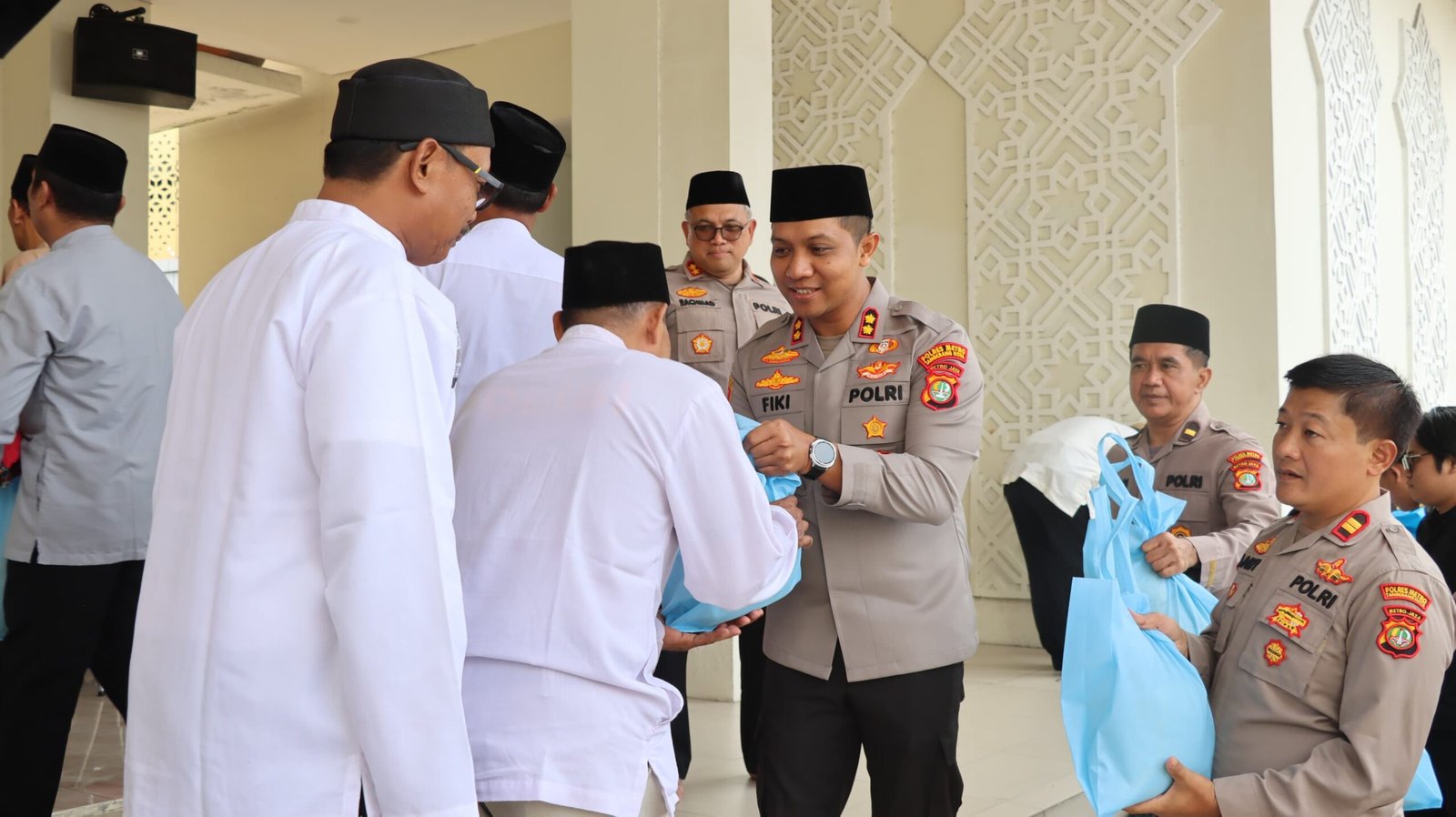 wakapolres tangerang bagikan sembako sabuk kamtibmas. - thewasesanews.com
