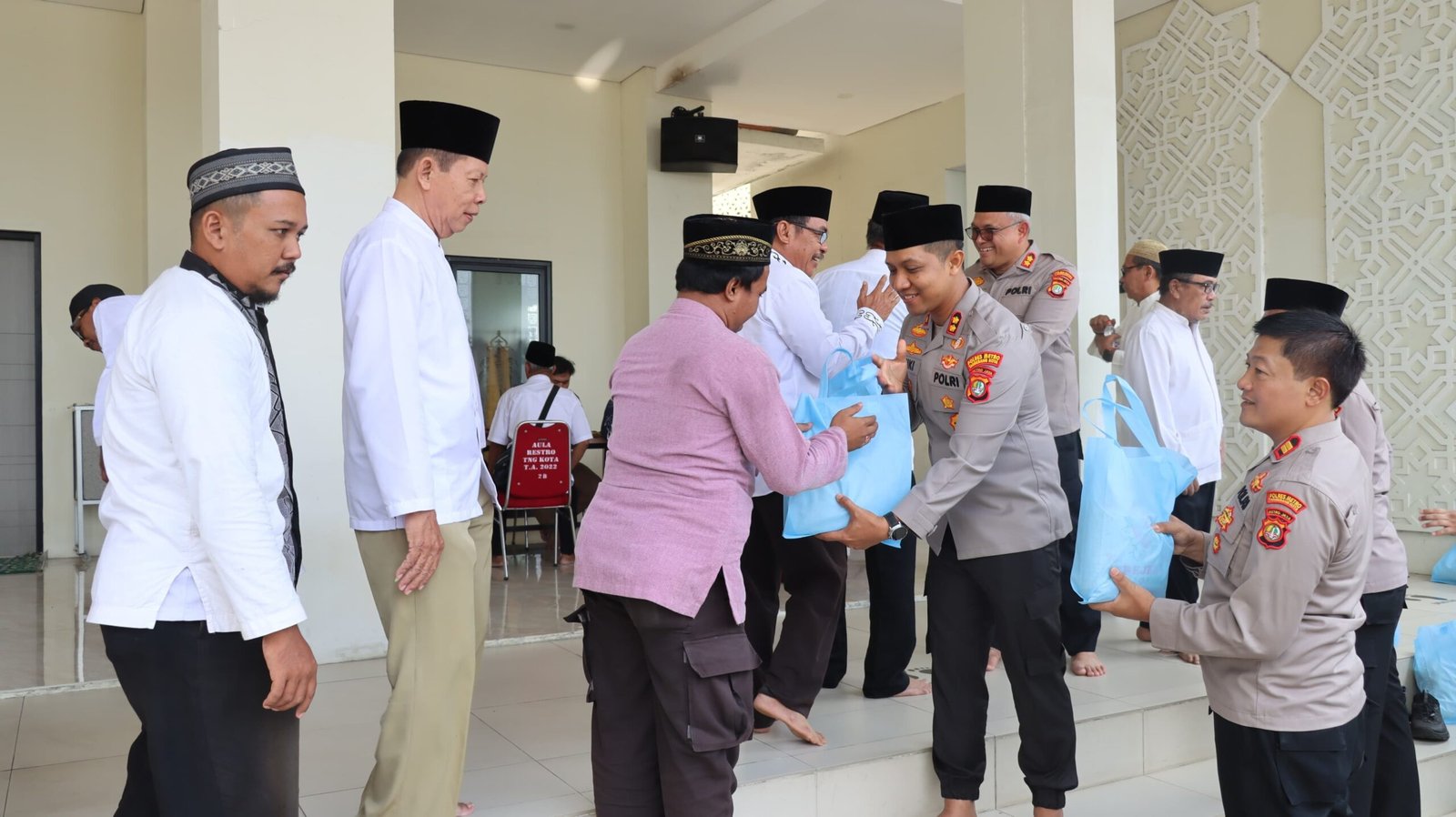 wakapolres tangerang bagikan sembako sabuk kamtibmas. - thewasesanews.com