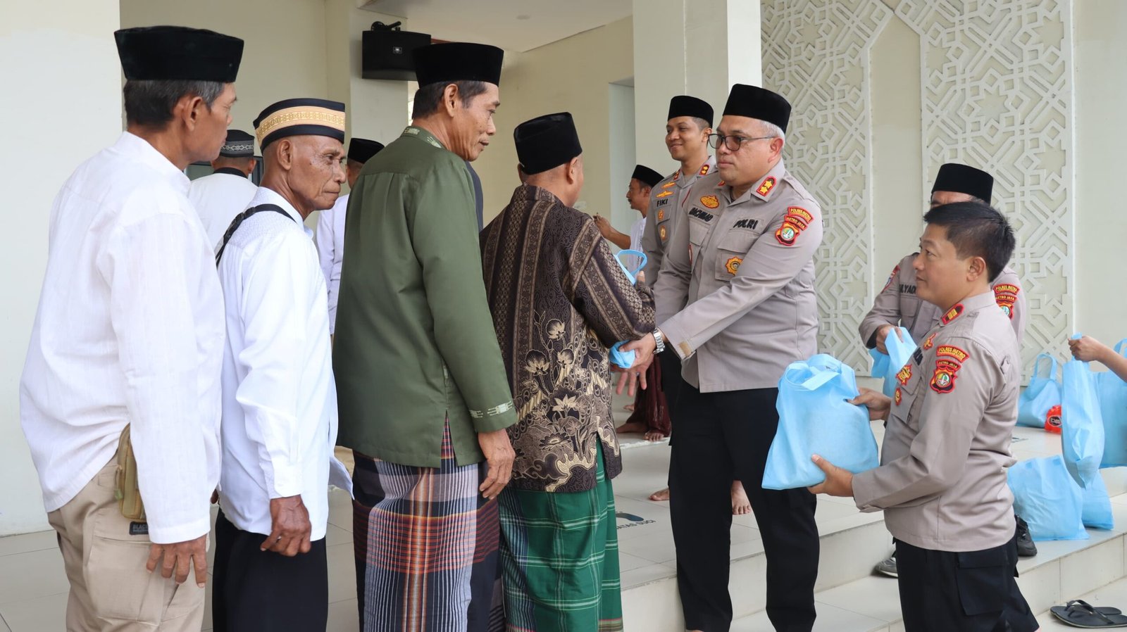wakapolres tangerang bagikan sembako sabuk kamtibmas. - thewasesanews.com