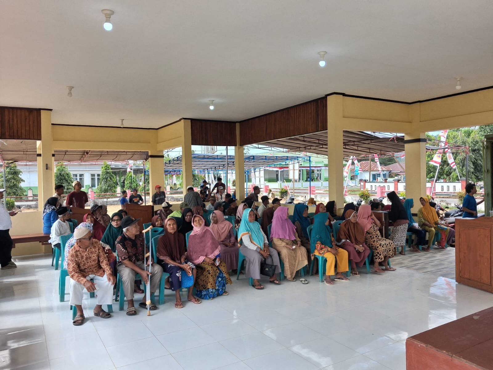 dinsos halteng salurkan bantuan lansia weda selatan. - thewasesanews.com