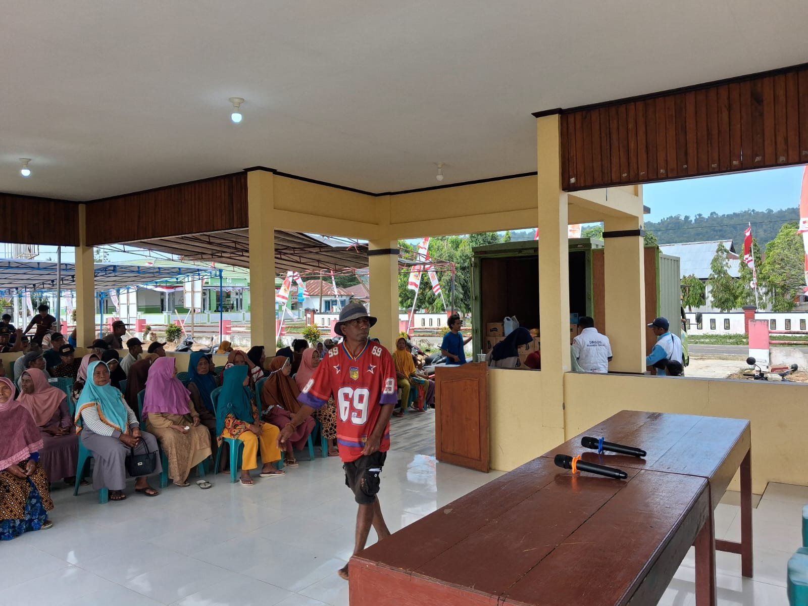 dinsos halteng salurkan bantuan lansia weda selatan. - thewasesanews.com