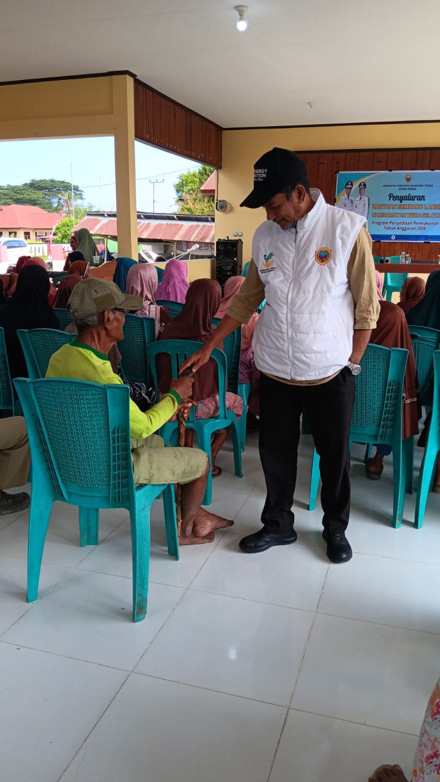 dinsos halteng salurkan bantuan lansia weda selatan. - thewasesanews.com