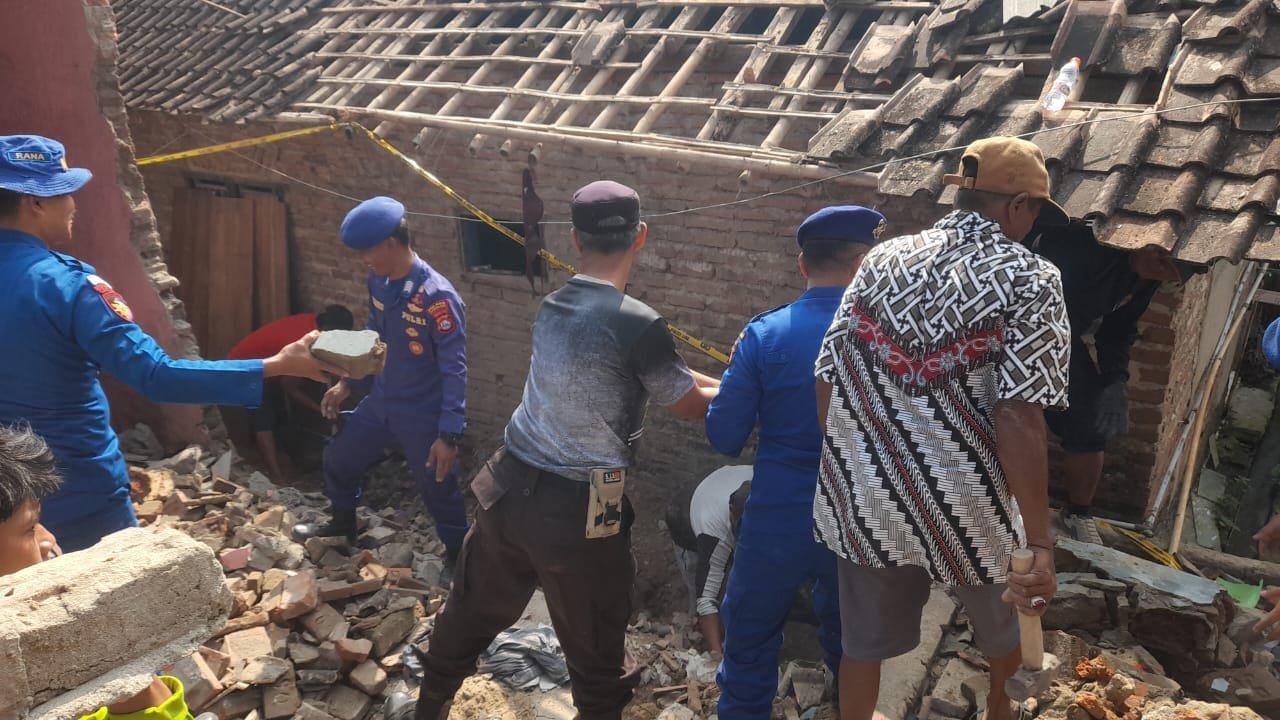 polri bersihkan puing pascaledakan di panimbang pandeglang. - thewasesanews.com