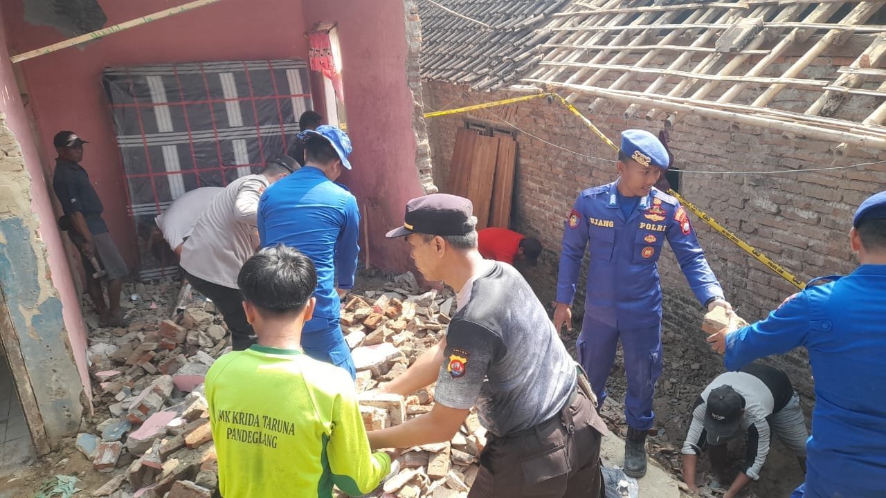 polri bersihkan puing pascaledakan di panimbang pandeglang. - thewasesanews.com