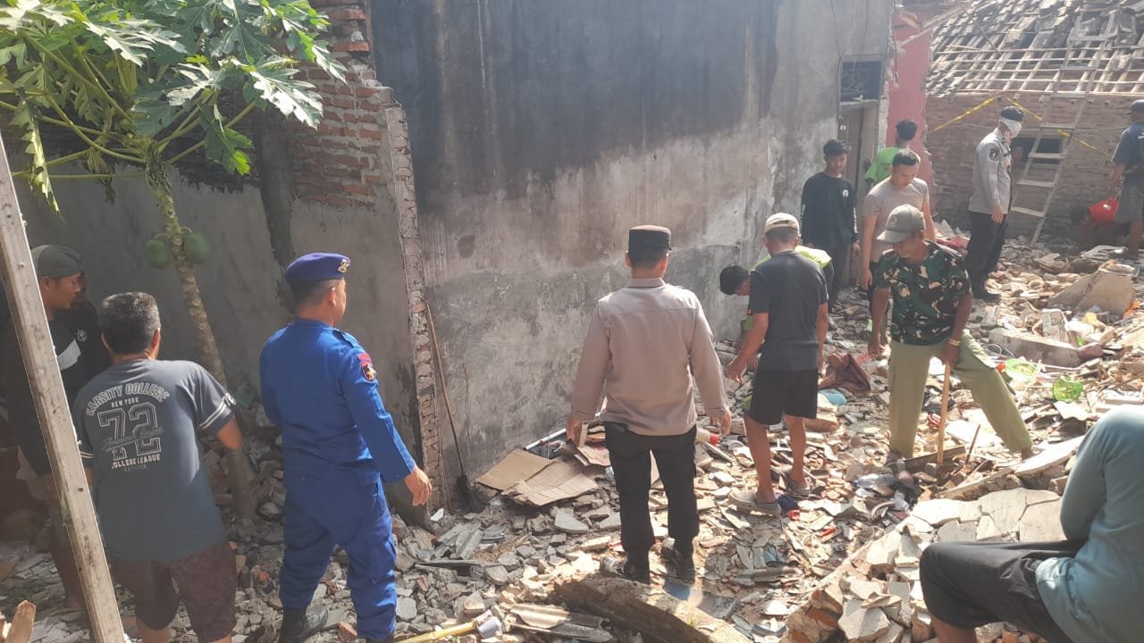polri bersihkan puing pascaledakan di panimbang pandeglang. - thewasesanews.com