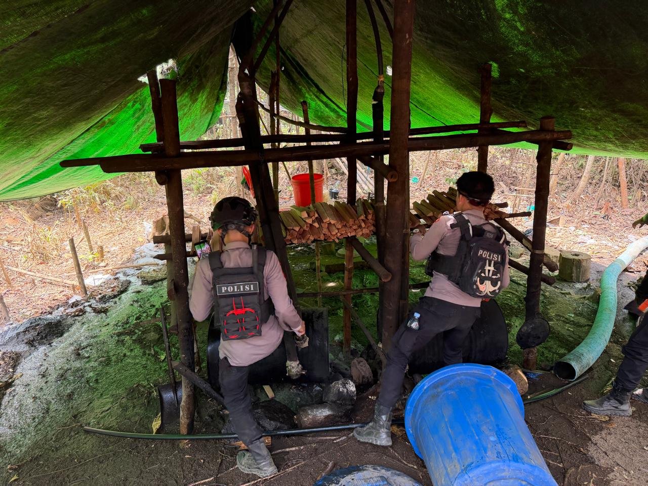 polres halmahera tengah musnahkan lokasi produksi miras ilegal. - thewasesanews.com