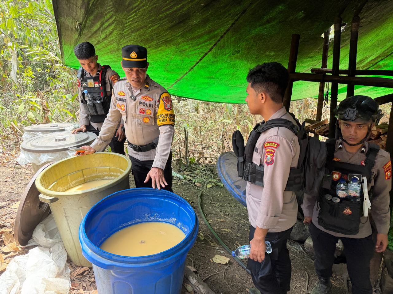 polres halmahera tengah musnahkan lokasi produksi miras ilegal. - thewasesanews.com