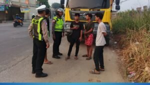 penertiban kendaraan berat di bahu jalan. - thewasesanews.com