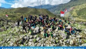 satgas yonif 645 kibarkan merah putih bukit walesi. - thewasesanews.com