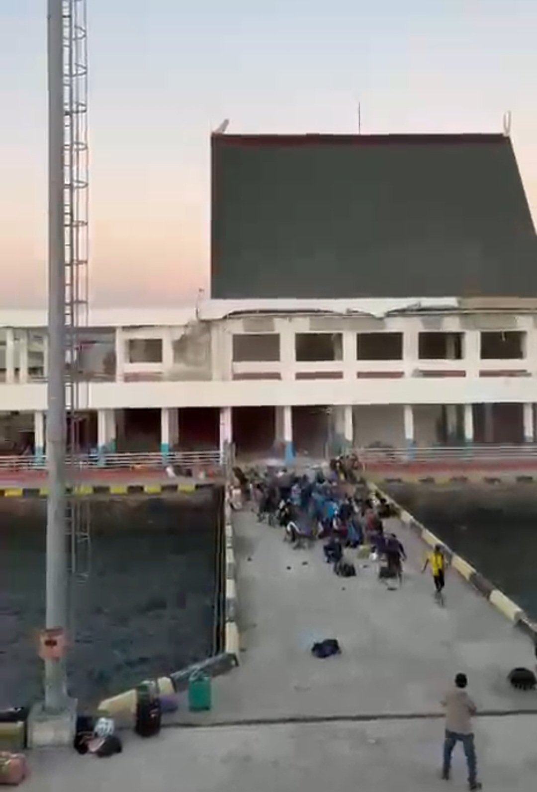 ruang tunggu pelabuhan laurentius say maumere. - thewasesanews.com