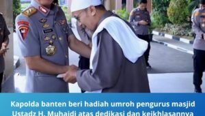 kapolda banten beri hadiah umroh pengurus masjid. - thewasesanews.com
