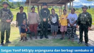 satgas yonif 645/gty anjangsana dan berbagi sembako di elelim. - thewasesanews.com