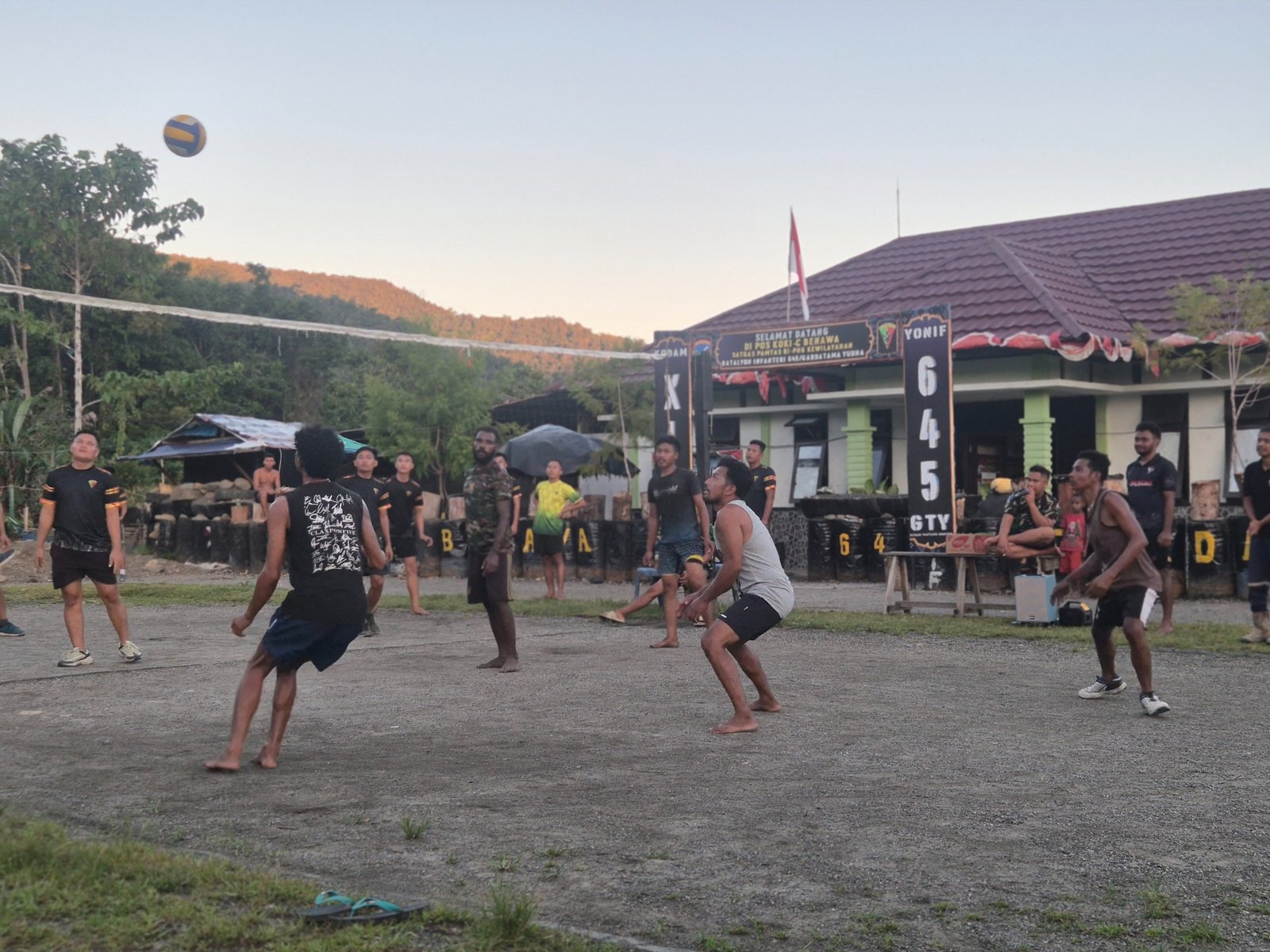 satgas yonif 645 gty olahraga bersama warga benawa. - thewasesanews.com
