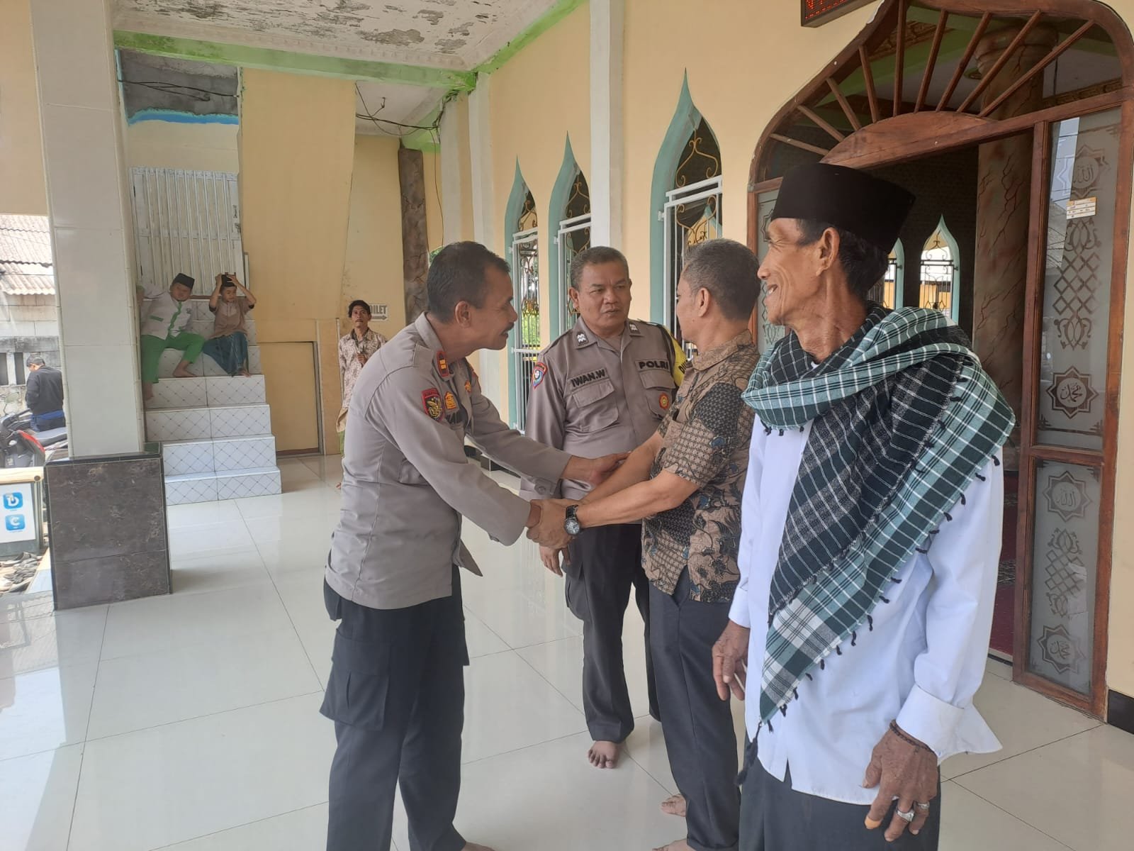 kapolsek tigaraksa gelar shalat jumat keliling. - thewasesanews.com