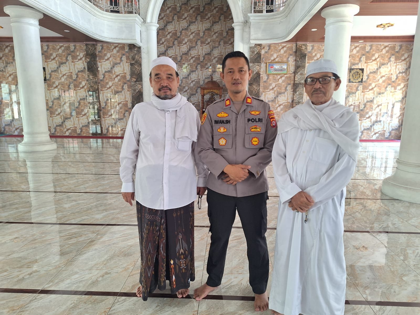 kapolsek tigaraksa gelar shalat jumat keliling. - thewasesanews.com