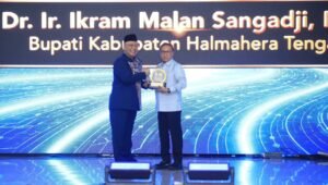 bupati ikram raih penghargaan mitra terbaik ut. - thewasesanews.com