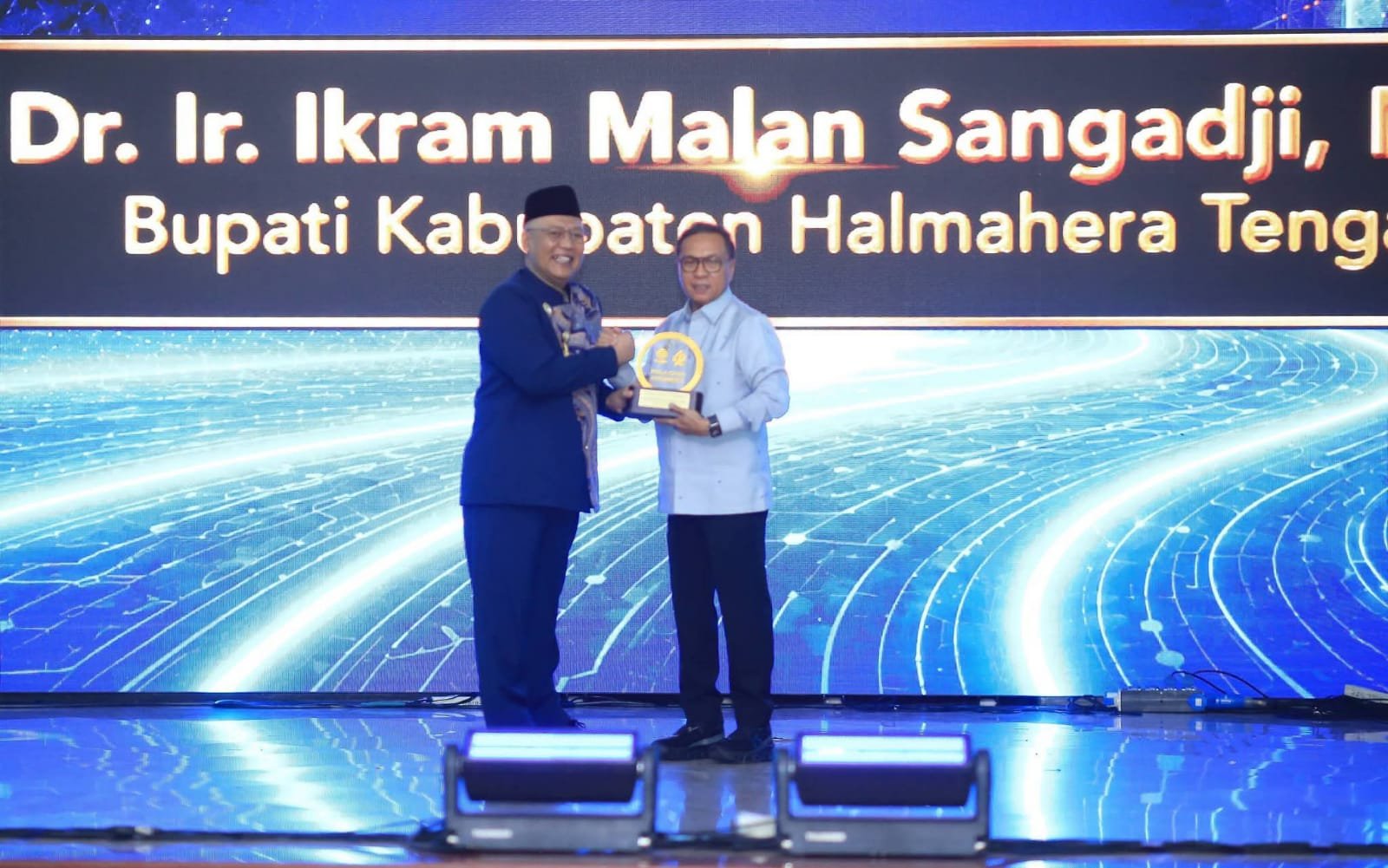 bupati ikram raih penghargaan mitra terbaik ut. - thewasesanews.com