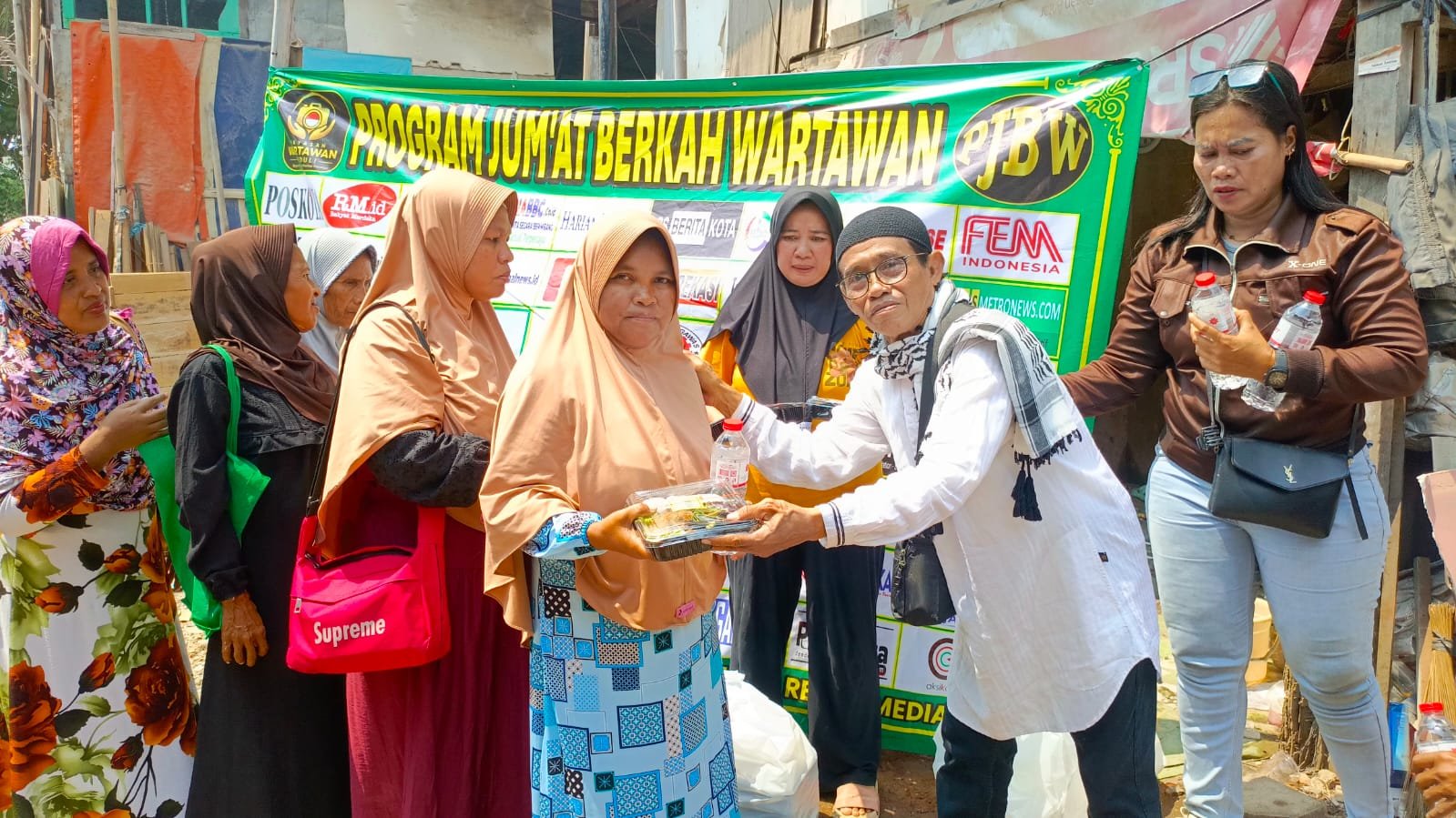 pjbw berbagi di kampung pemulung bintara jaya. - thewasesanews.com