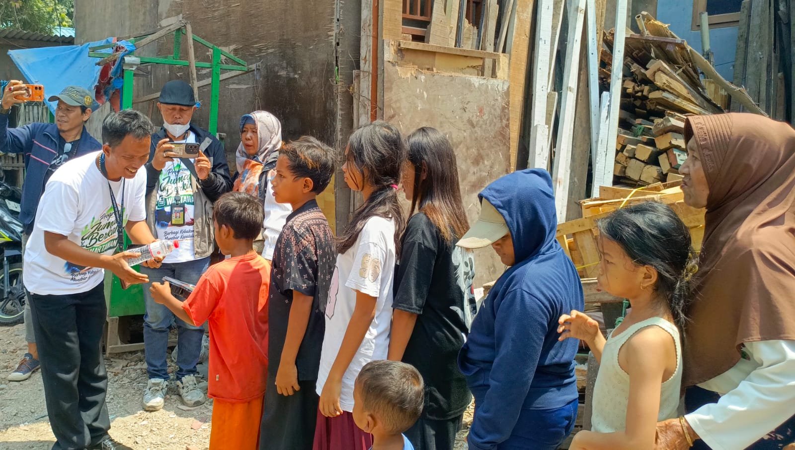 pjbw berbagi di kampung pemulung bintara jaya. - thewasesanews.com