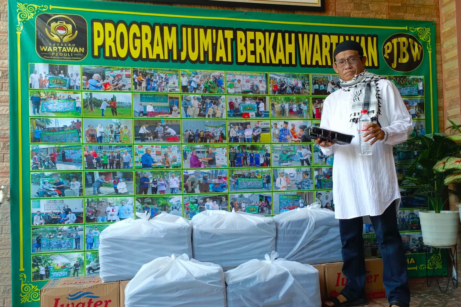 pjbw berbagi di kampung pemulung bintara jaya. - thewasesanews.com