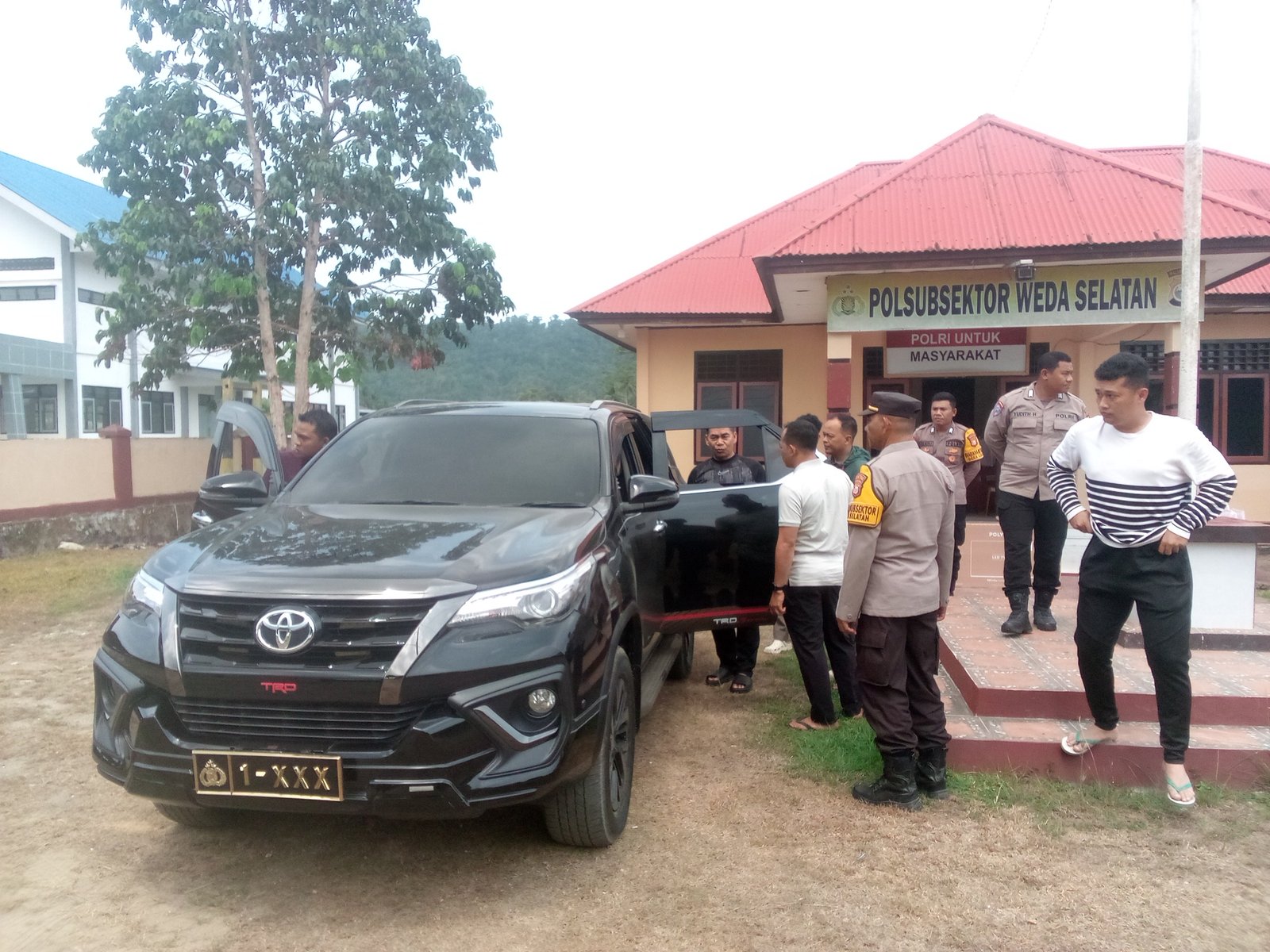 kapolda maluku utara salurkan bansos di weda selatan. - thewasesanews.com