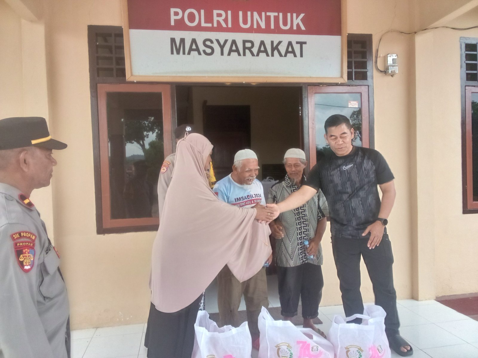 kapolda maluku utara salurkan bansos di weda selatan. - thewasesanews.com